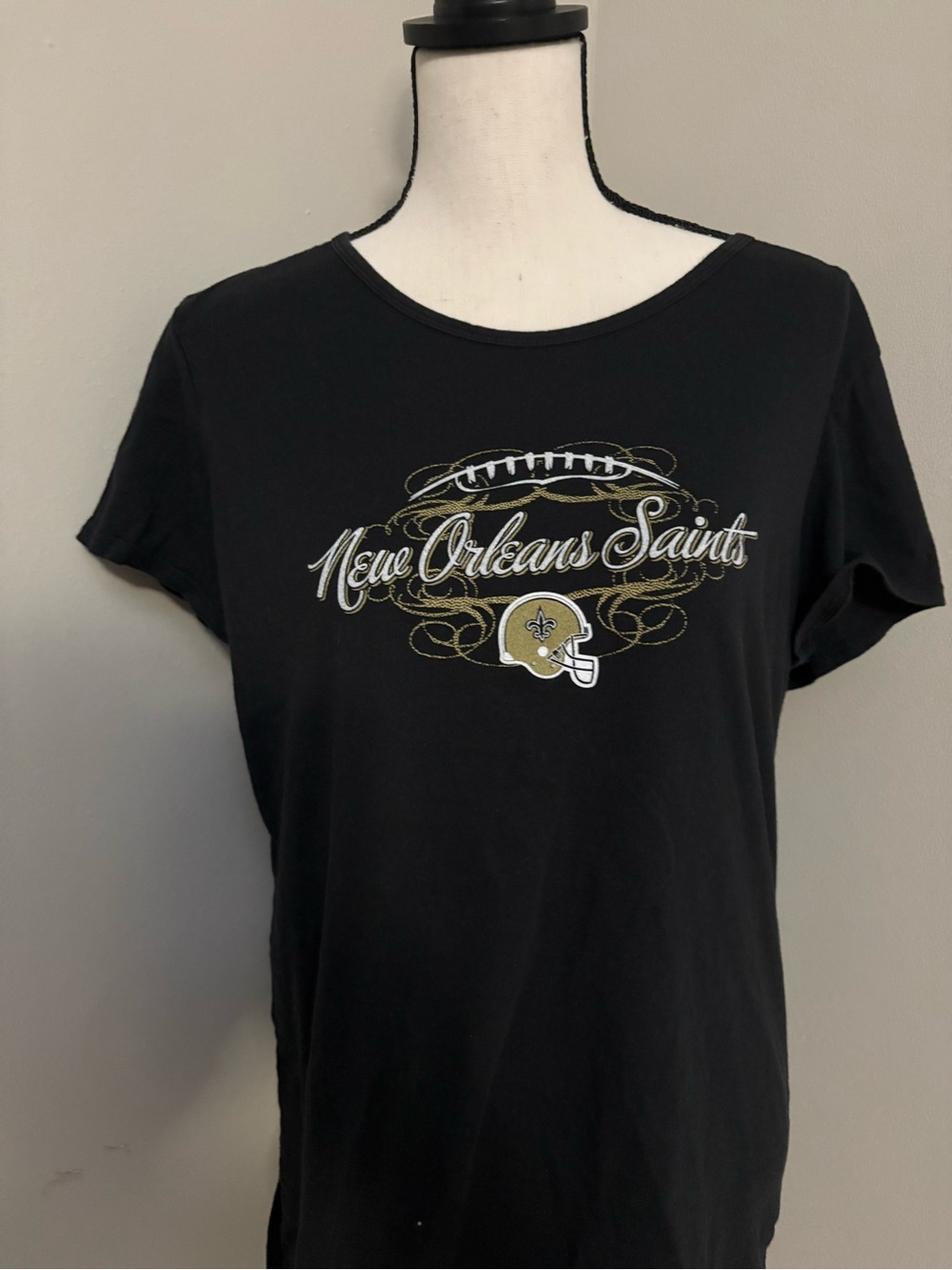 Ladies- Black New Orleans Saints Short Sleeve Tee-Who Dat